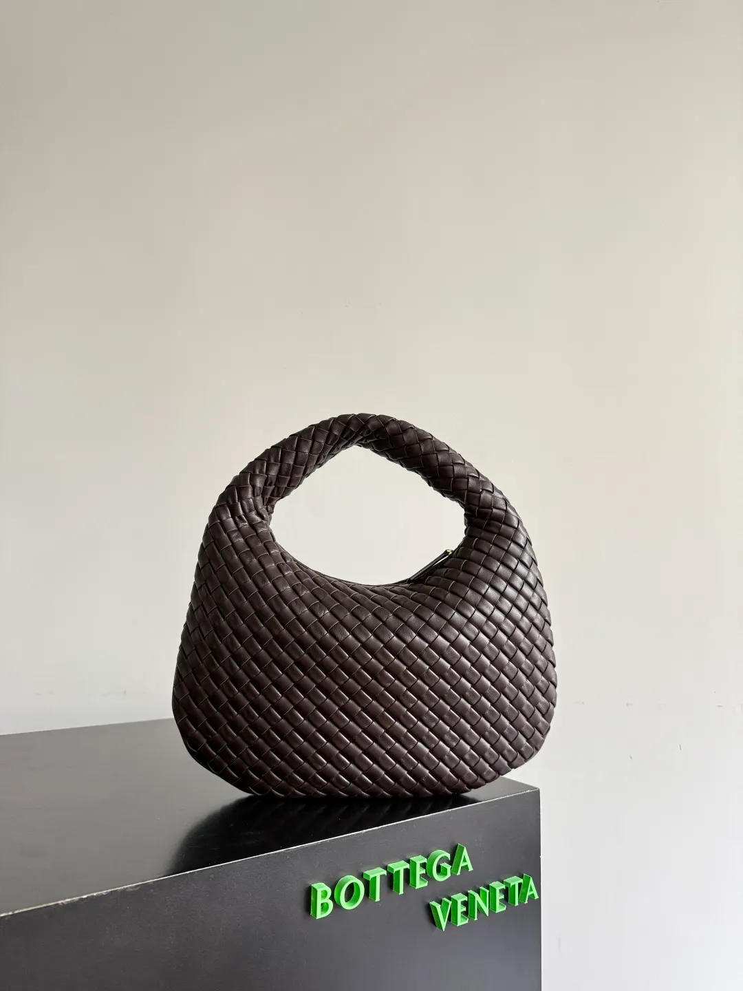 Batch 1720 BV Bottega Veneta's new early spring women's shoulder bag. The soft and delicate Hobo bag in small size is shipped! Many friends are waiting for this bag. It has a round shape and a large capacity. It can hold a 50-fold umbrella inside. Babies with a lot of daily items do not need to worry about the capacity of this bag. It is a practical bag for traveling and commuting. Although it is fluffy, it is soft and comfortable when carried on one shoulder. It has a modern and retro feel. Model No.: 856736 Size: 35*21*5cm